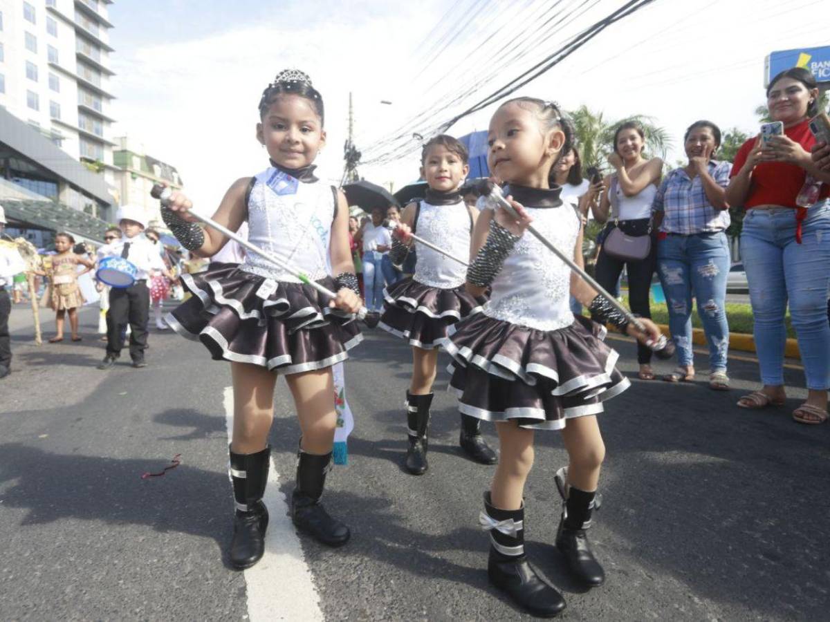 Con color y alegría, niños de San Pedro Sula honran a la patria en desfiles