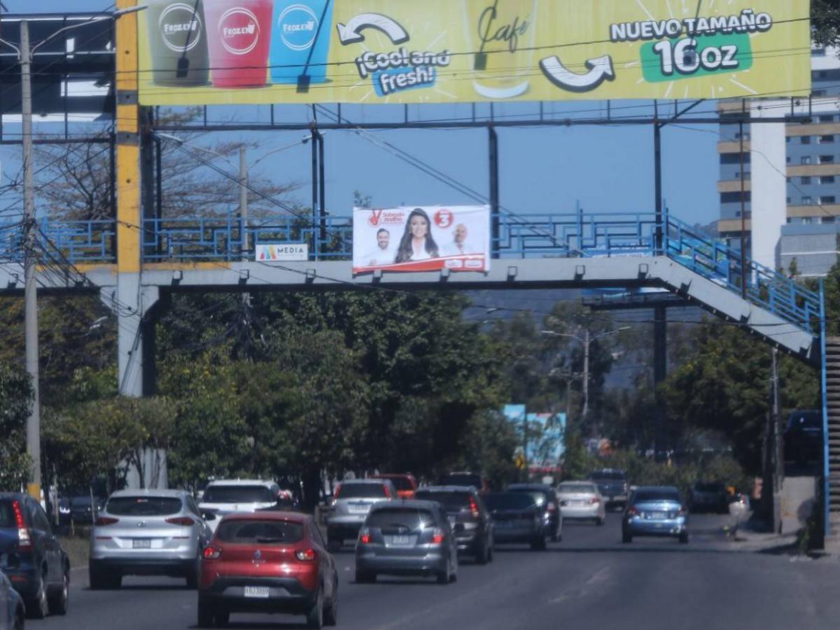 Postes del tendido eléctrico y puentes se convierten en vallas propagandistas