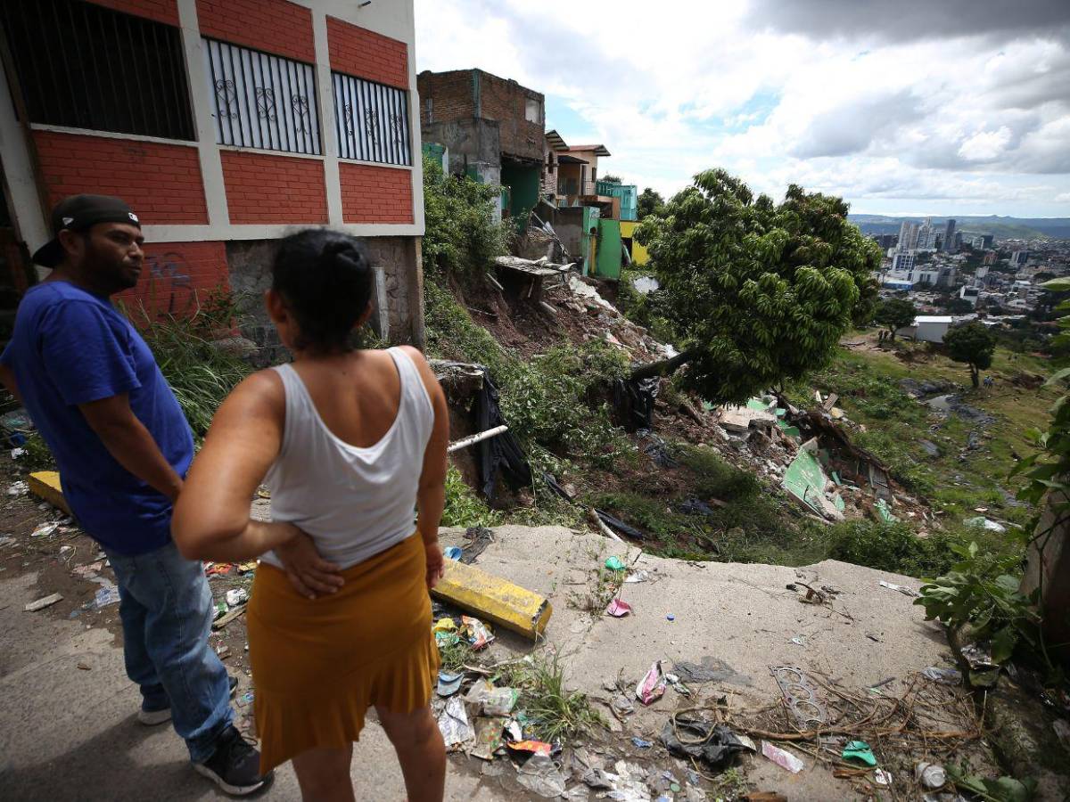 Con miedo y sin dormir:  Familias de la Guillén temen nuevos derrumbes en la zona cero
