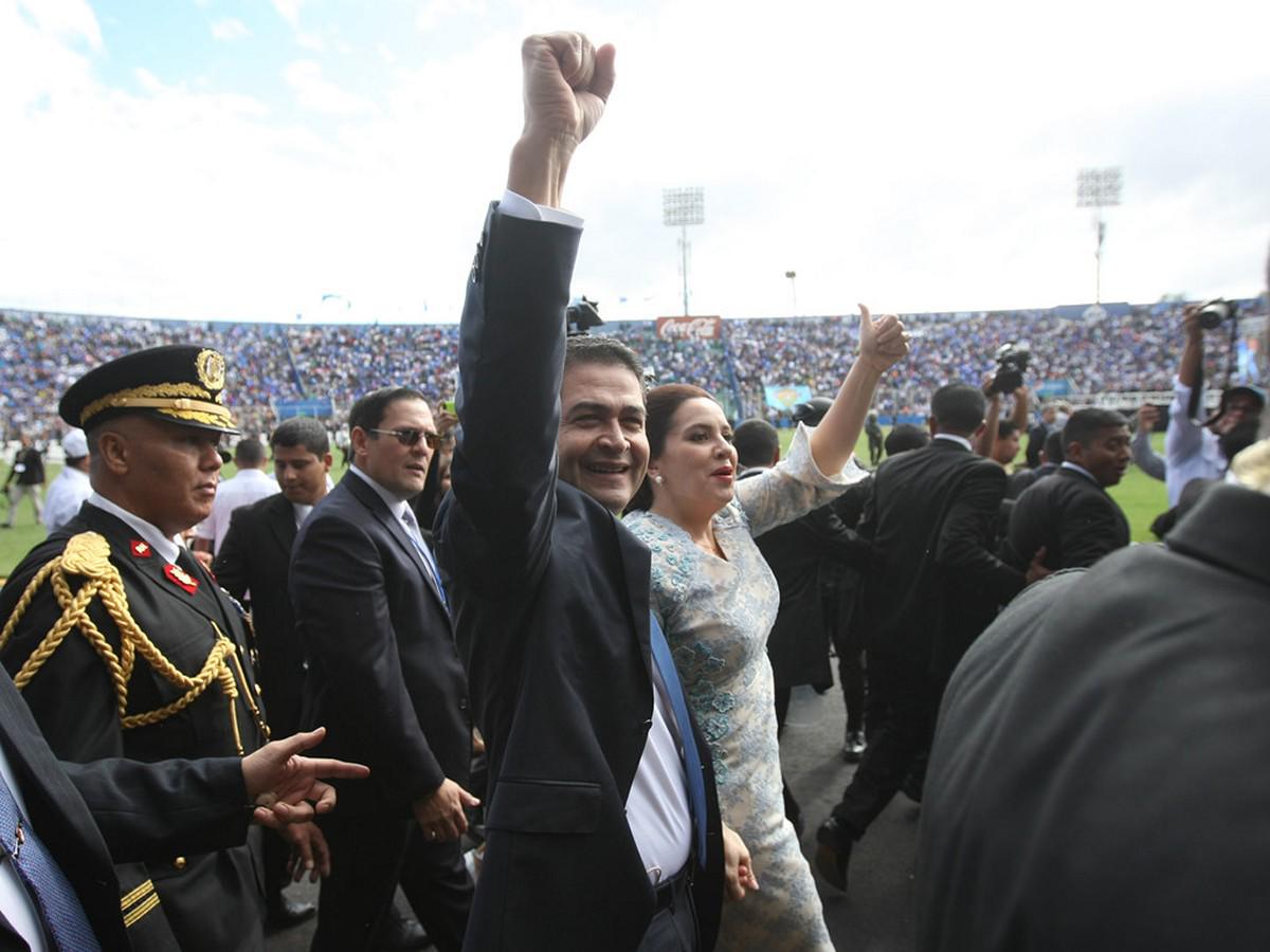 Hernández junto a su esposa, Ana García, el día de su investidura presidencial.