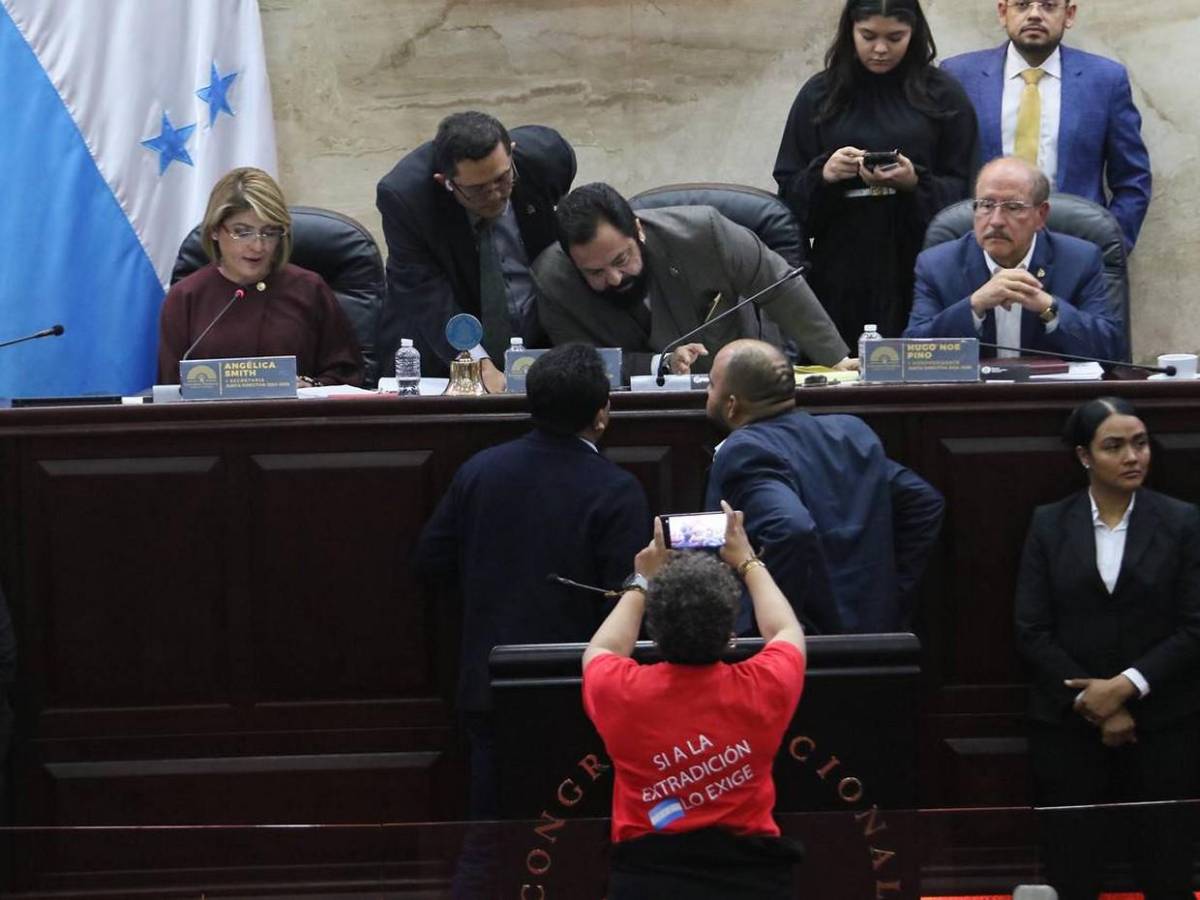 Con mensajes de “Sí a la extradición”, “se van” y citas bíblicas, diputadas protestan en el CN