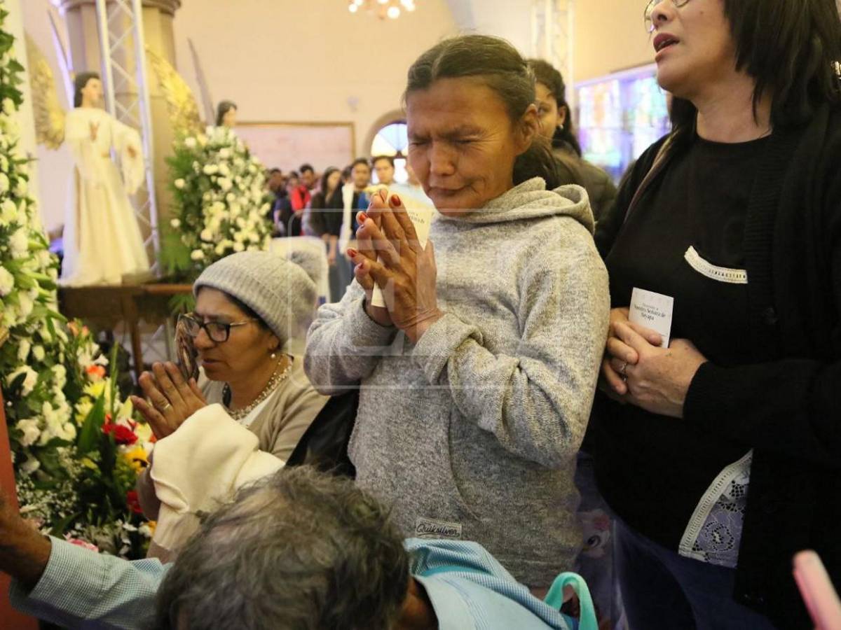 Entre devoción y oraciones: fieles llenan este sábado la Basílica Menor de Suyapa