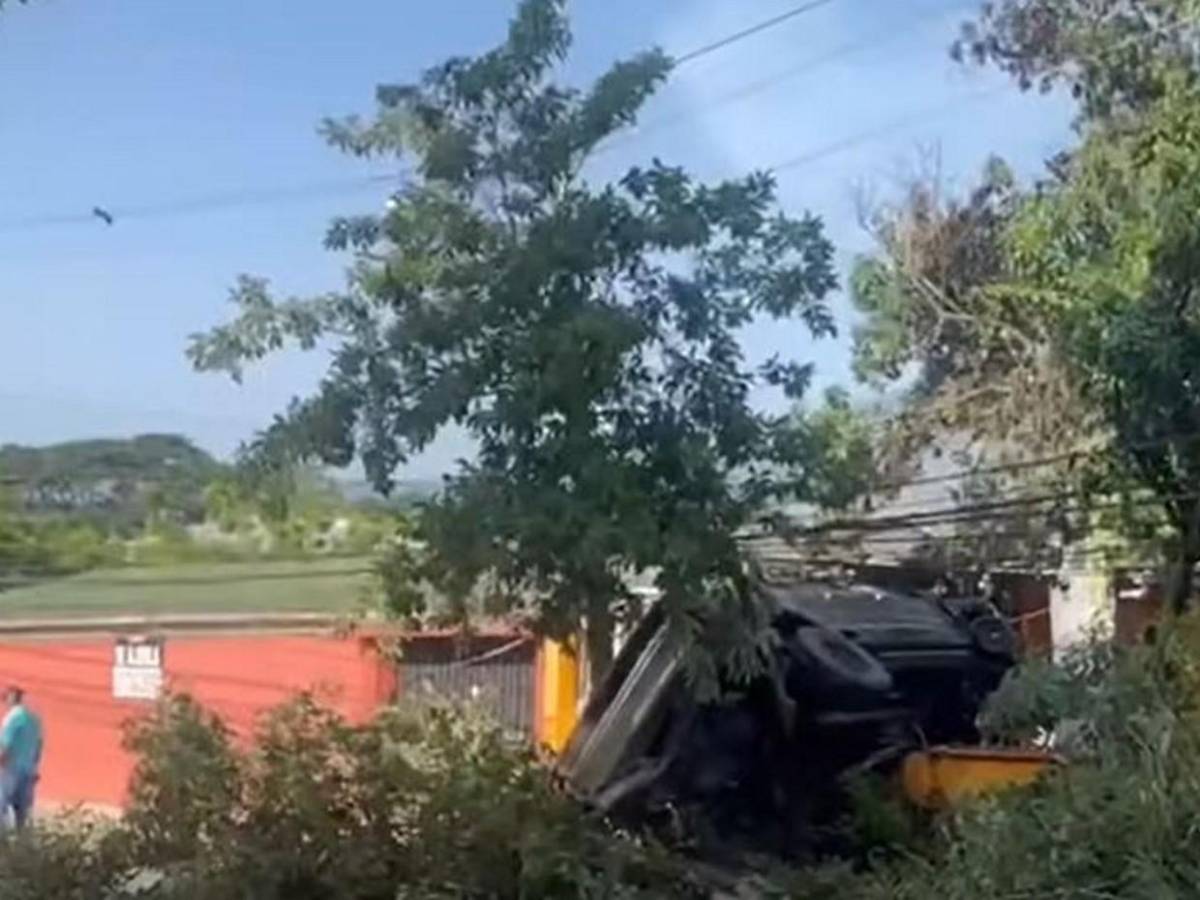 Conductor intenta huir de la Policía y termina incrustado en una casa en SPS