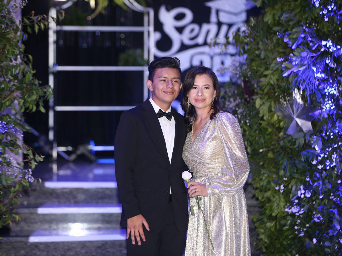 Desfile de seniors, madres y padres en la prom 2023 de Dowal School