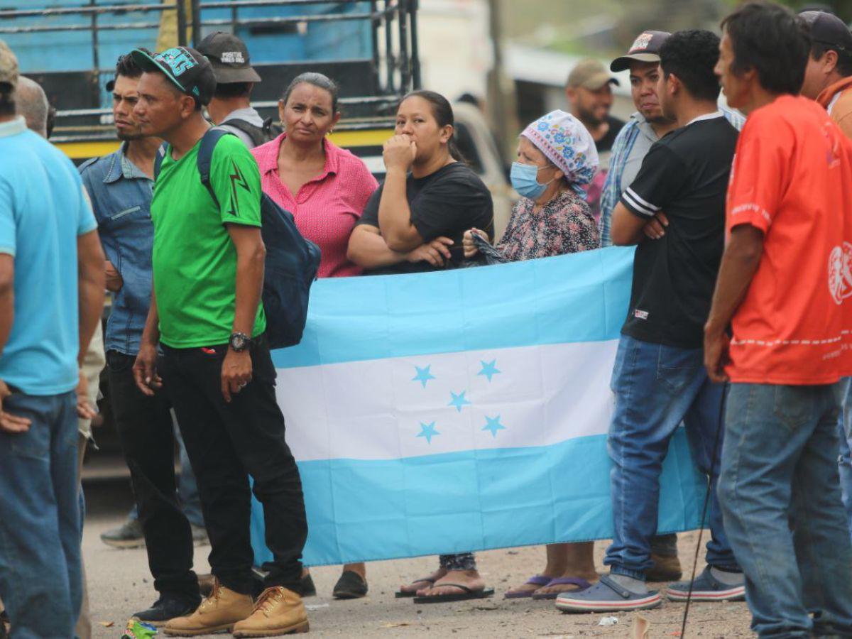 Pobladores bloquean carretera a oriente por lento avance en pavimentación