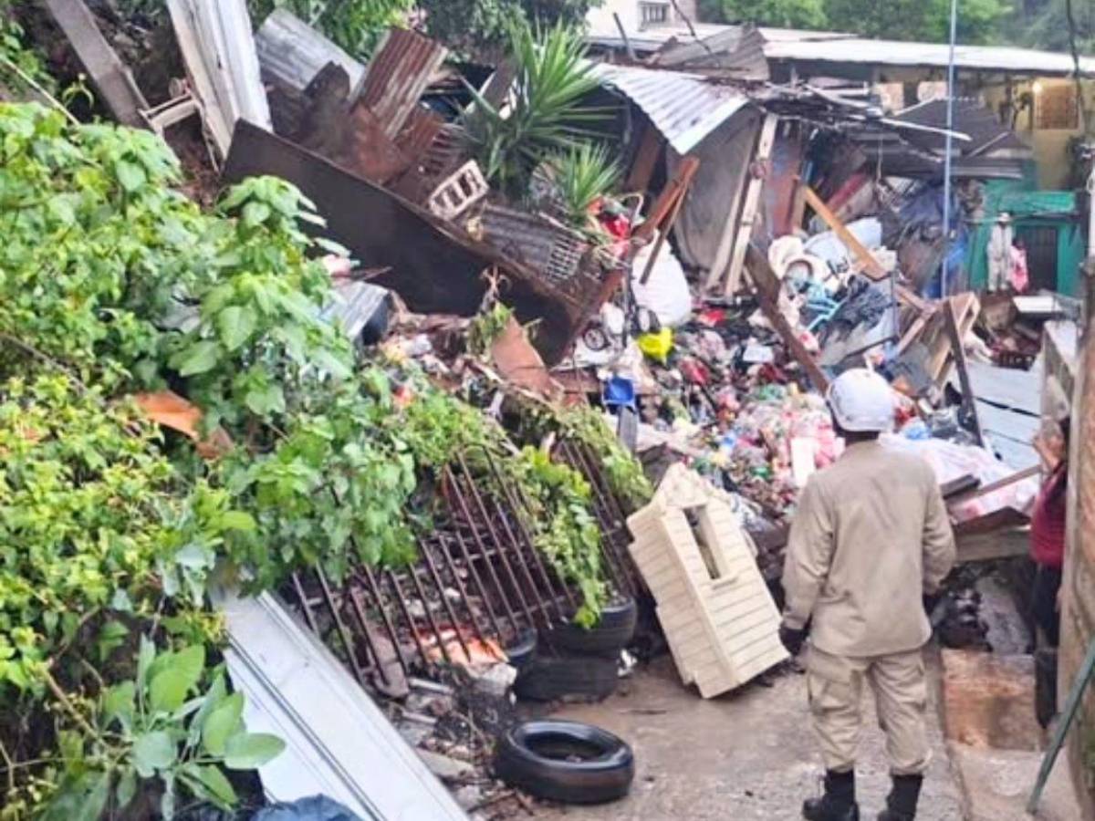 Caos total en la Villa Unión: lluvias provocan deslizamiento de tierra sobre varias casas