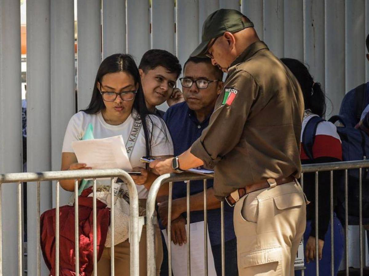 Angustia y lamentos: migrantes varados en México sufren cancelación del programa CBP-One