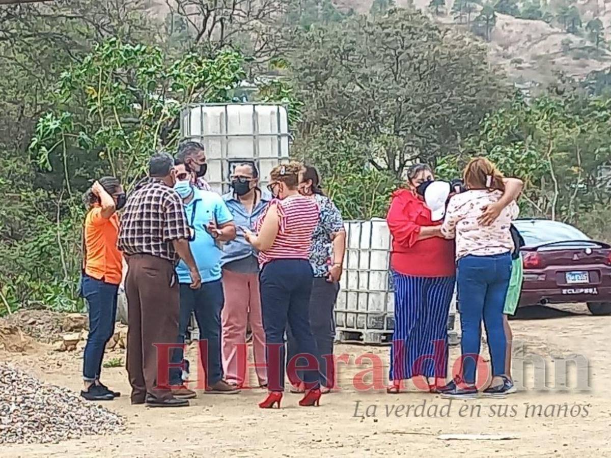 Los familiares de los hermanos acudieron al lugar de los hechos.