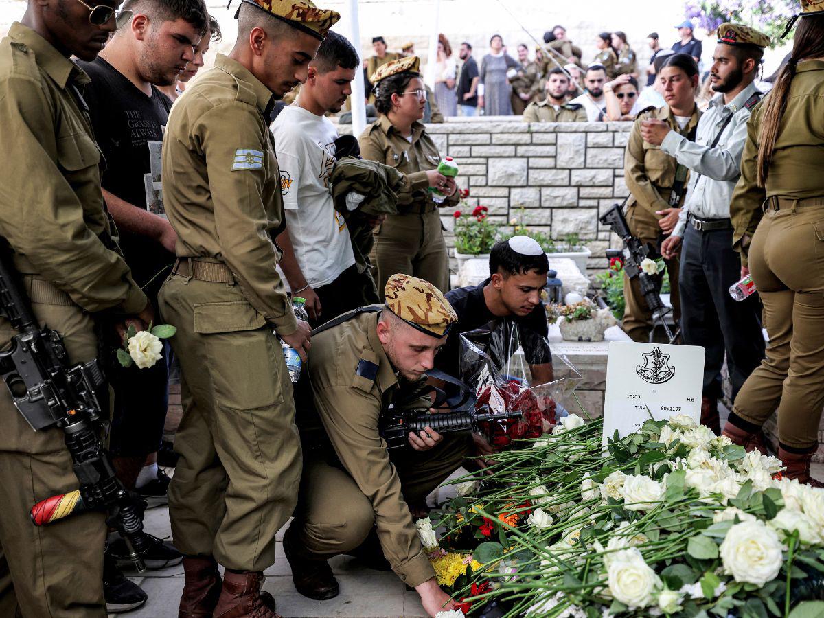 Un soldado deposita flores en el ataúd durante el funeral del sargento mayor Ori Izhak Iluz, uno de los tres soldados israelíes muertos en el incidente transfronterizo con Egipto, en un cementerio de la ciudad de Safed, en el norte de Israel.