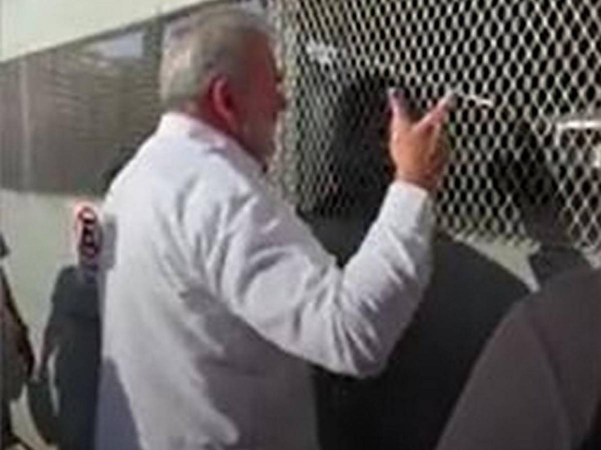 Roberto Contreras golpea portón de centro de votación que tardó en abrir urnas