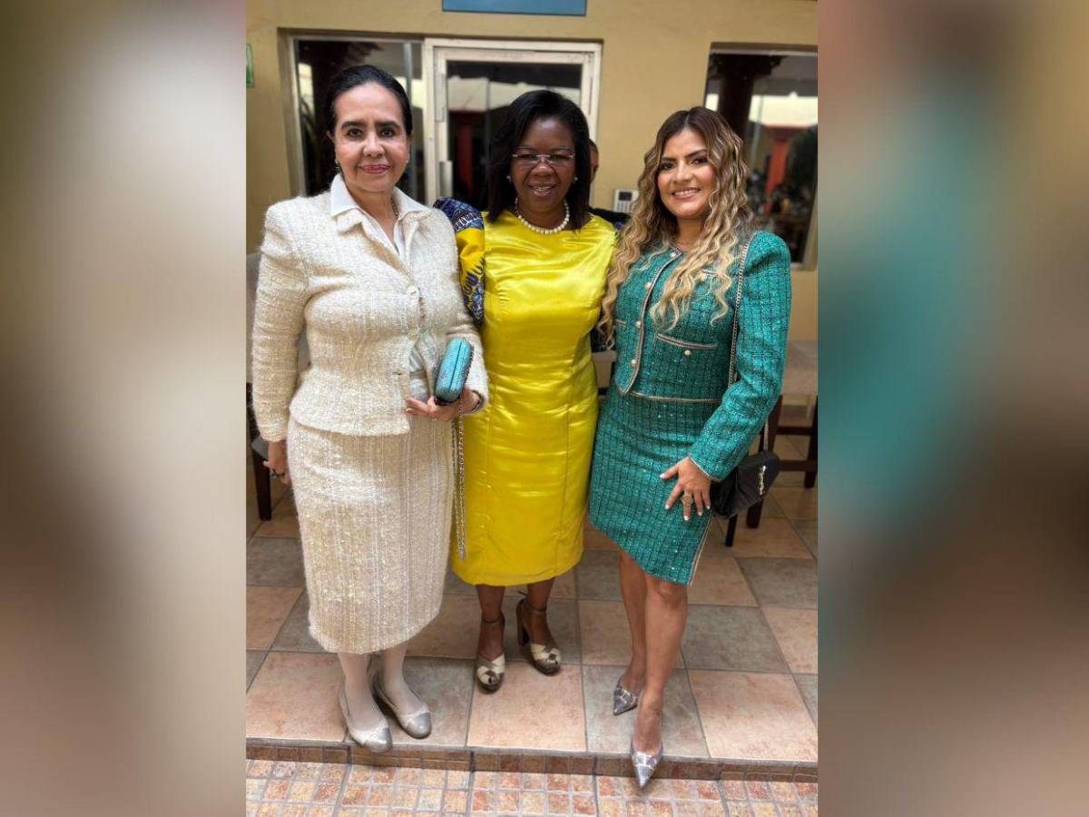 Tonos blancos y pasteles: Así vistieron las damas en la toma de posesión