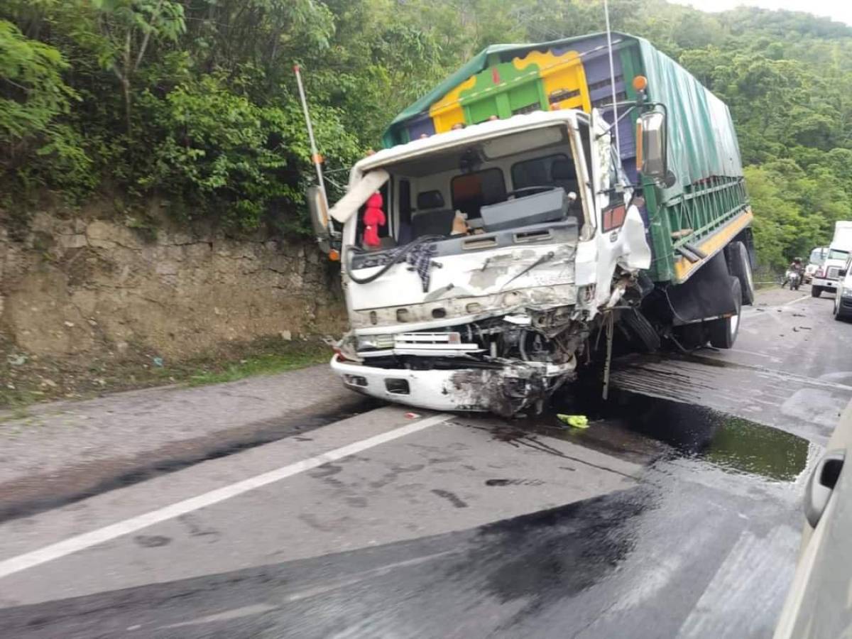 Así quedó la parte frontal del camión que participó en el accidente.