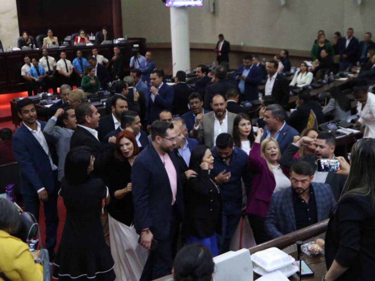 Diputados liberales abandonan el Congreso tras ataques contra Salvador Nasralla