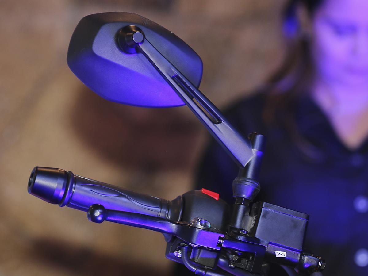 <i>Los retrovisores de la TVS RONIN, diseñados con un estilo retro-moderno, proporcionan una visión clara y un toque de sofisticación a la motocicleta.</i>