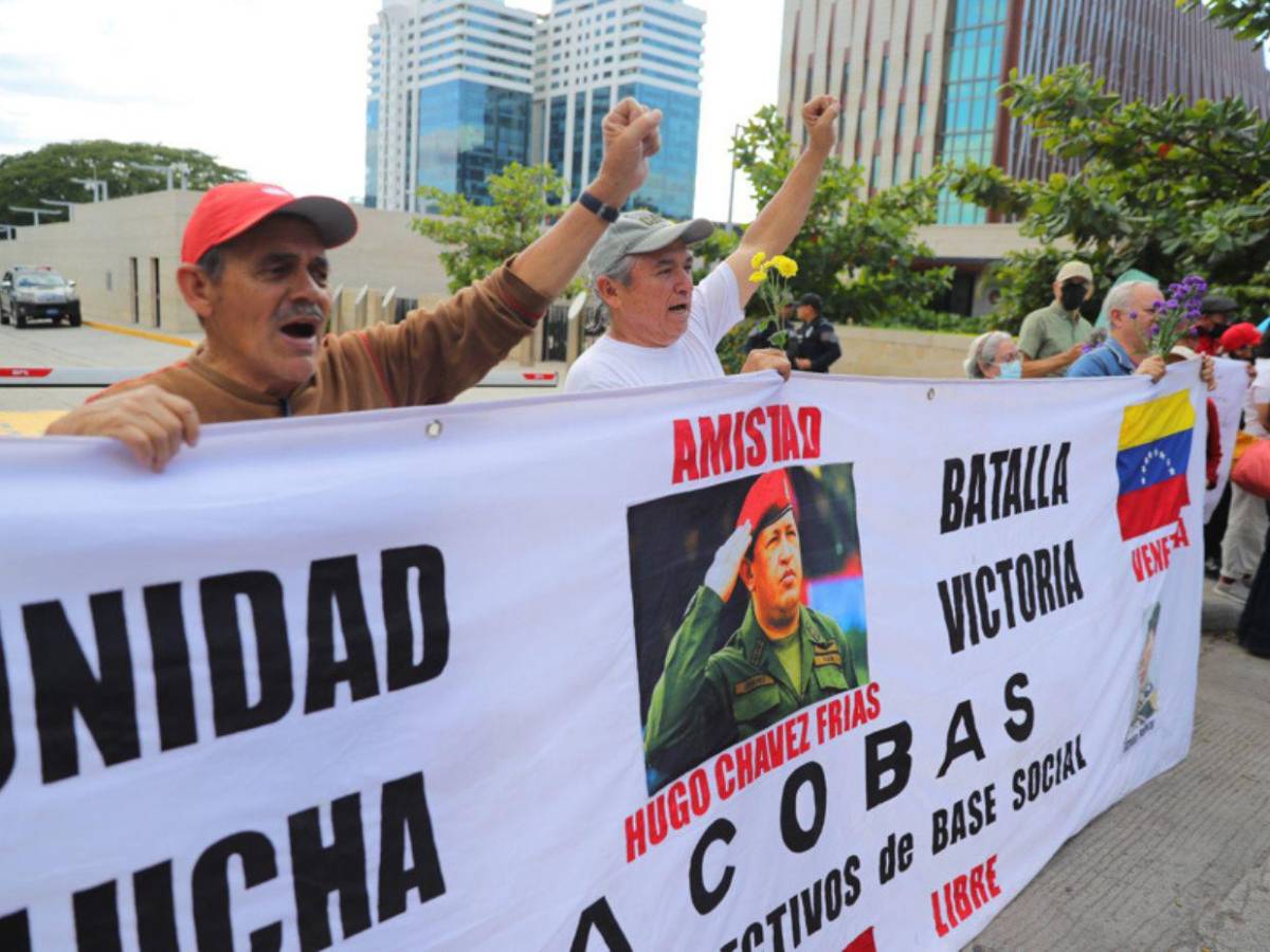 Protestan frente a la Embajada de EE UU en Honduras contra captura de Maduro y su esposa
