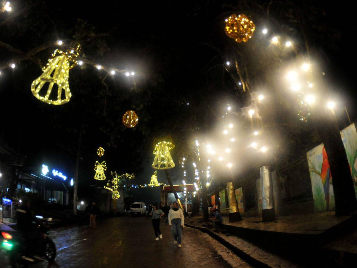 La capital viste sus noches de luces y alegría en la víspera de Navidad La capital viste sus noches de luces y alegría en la víspera de Navidad