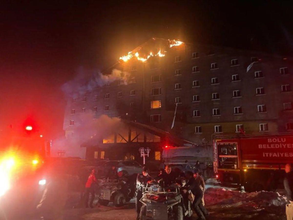 Voraz incendio en hotel de Turquía deja unas 69 personas muertas