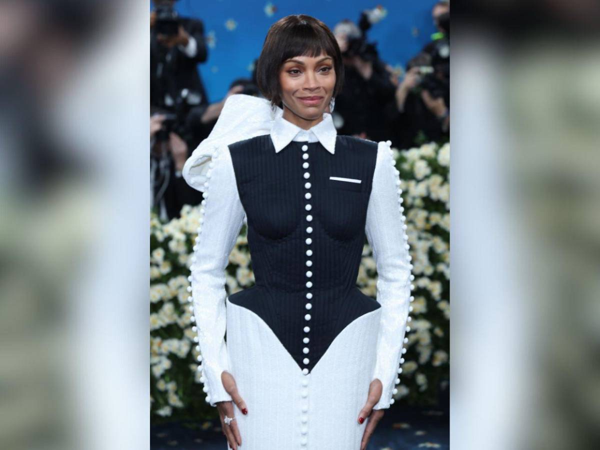 Zoe Saldaña impone estilo en la Met Gala 2025 con diseño bordado y nuevo look