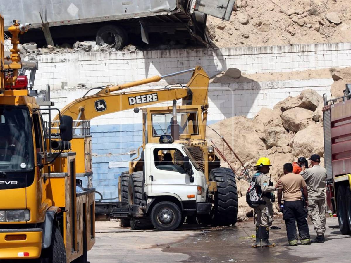 Grúas, tractores y helicóptero: el amplio despliegue de equipo pesado empleado tras derrumbe en la capital