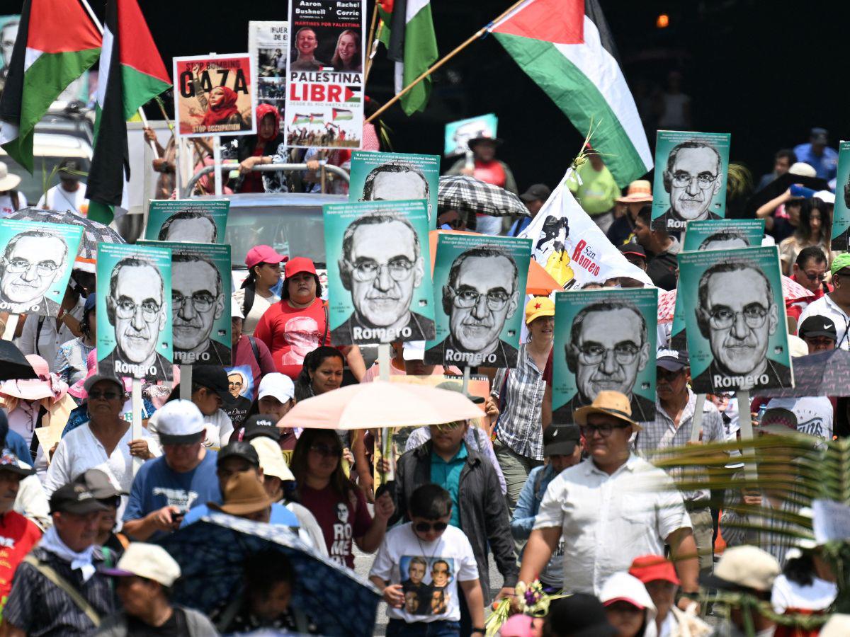 Salvadoreños piden justicia por monseñor Romero a 44 años de su asesinato