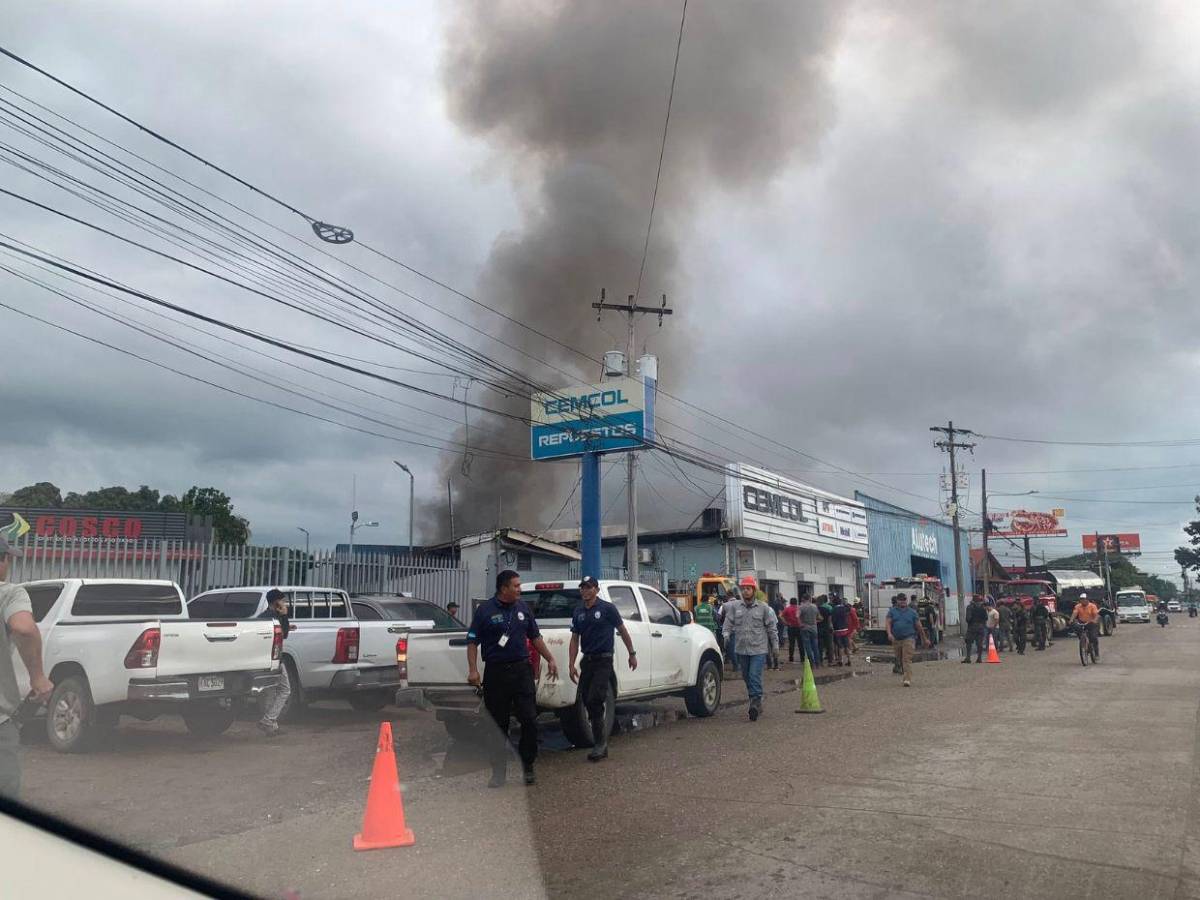 En fotos: voraz incendio afecta bodegas de llantas en Tocoa, Colón