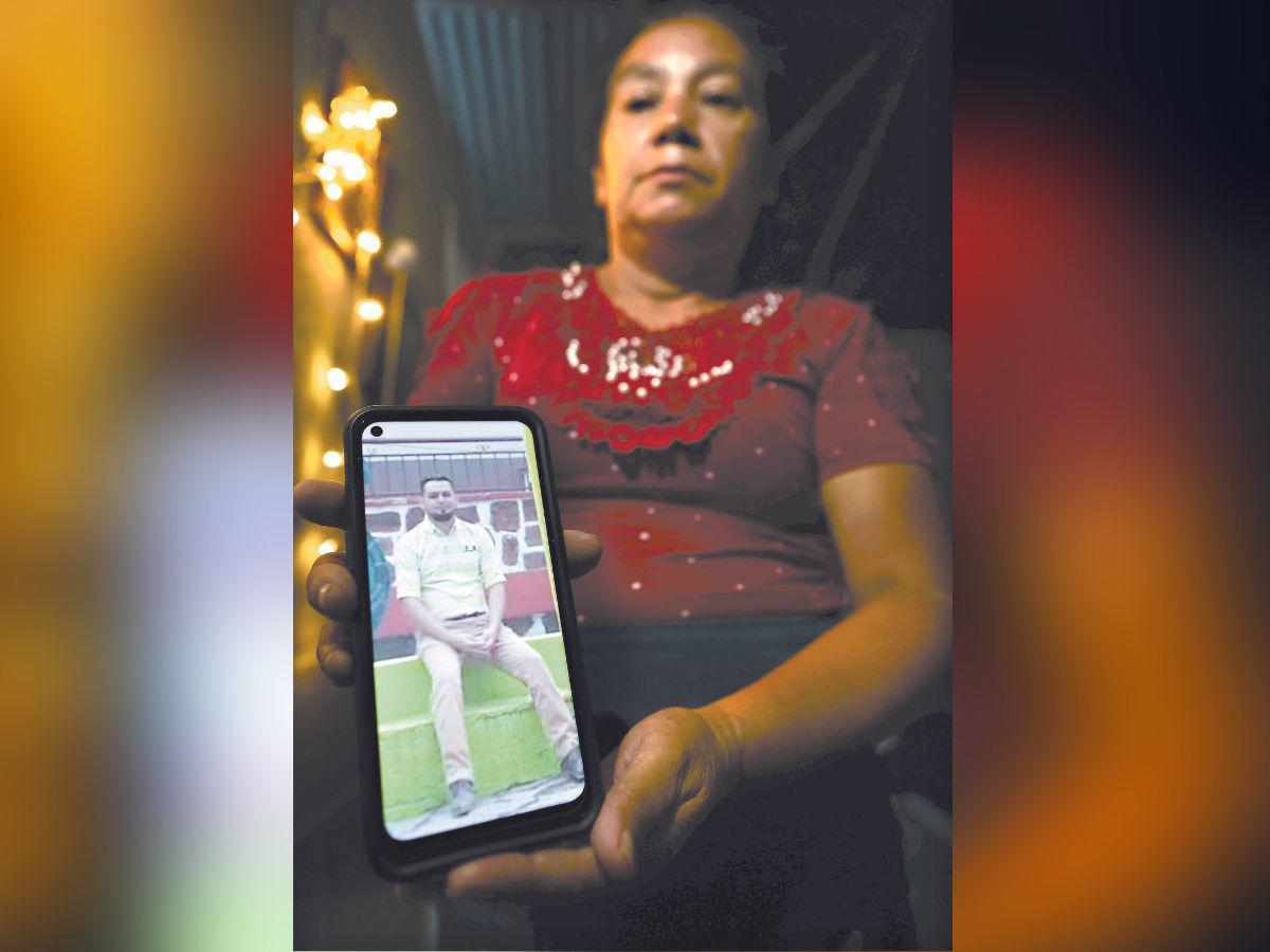 Con la incertidumbre en el alma, doña Alba Luz muestra en su celular una foto de su hijo, Jesús Adony Alvarado, y ruega al Señor que esté con vida.