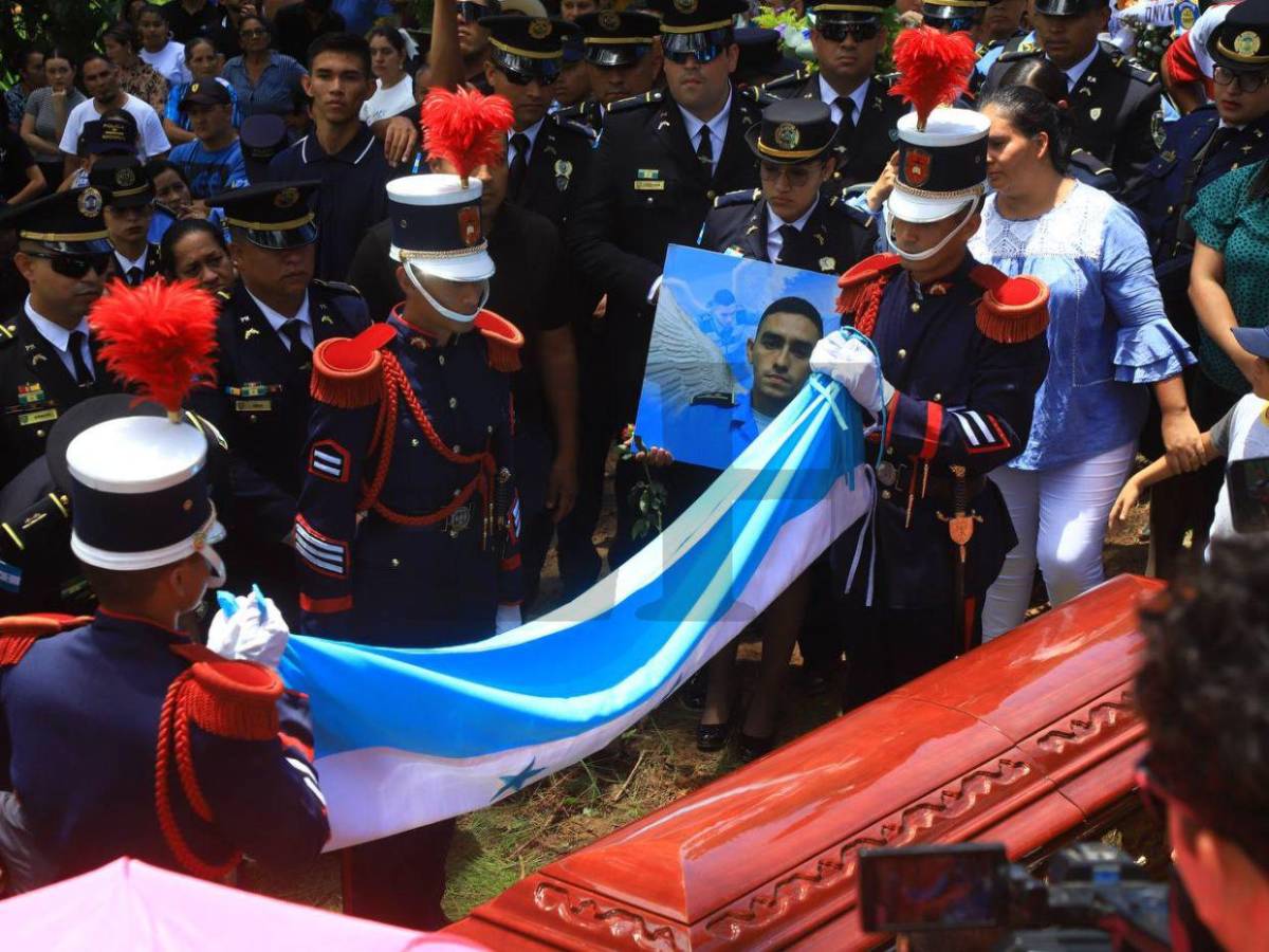 El último beso de despedida de su hijo: conmovedoras fotos del policía Kevin Pérez