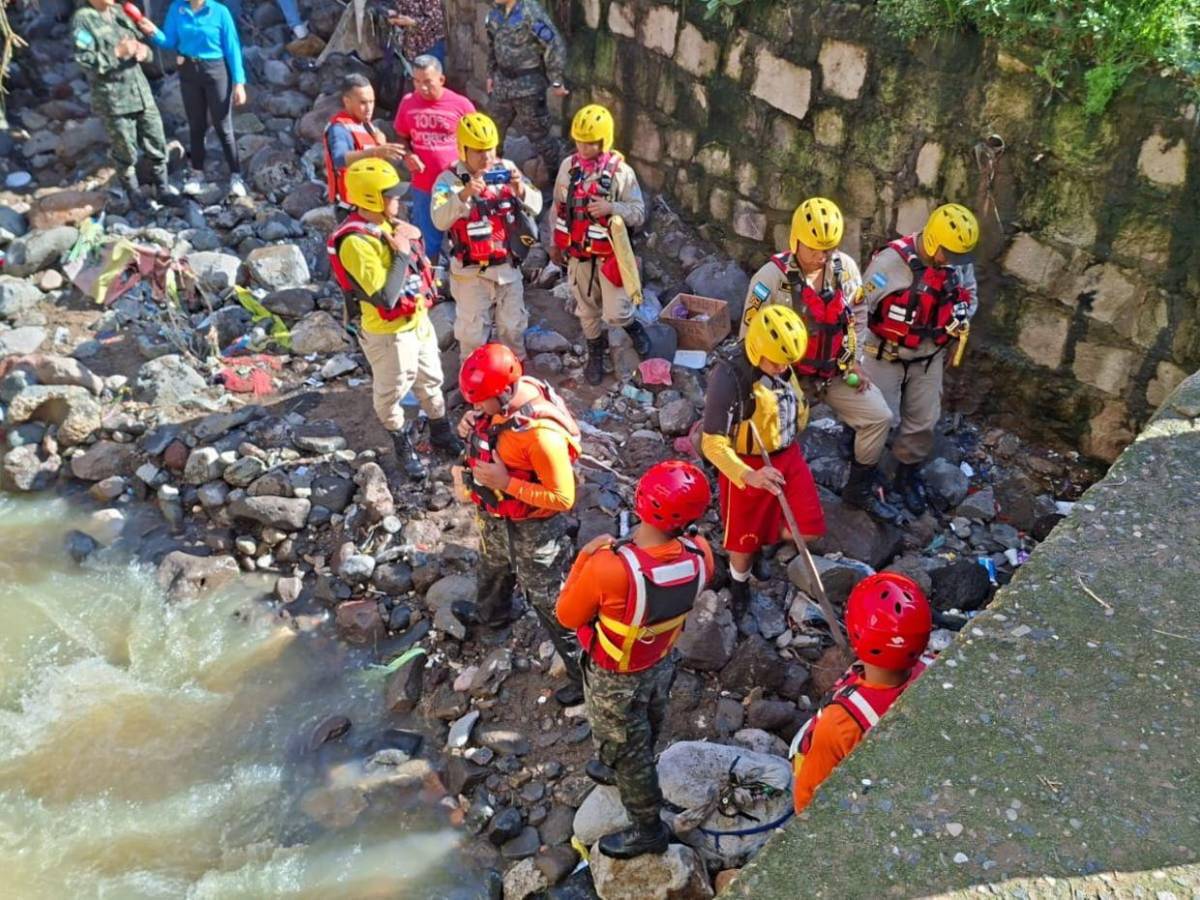 Así fue el dramático hallazgo de uno de los niños arrastrados por quebrada en la Cantarero López