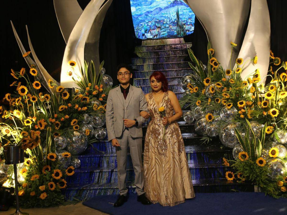 Desfile de los seniors 2025 de la Dowal School junto a sus padres