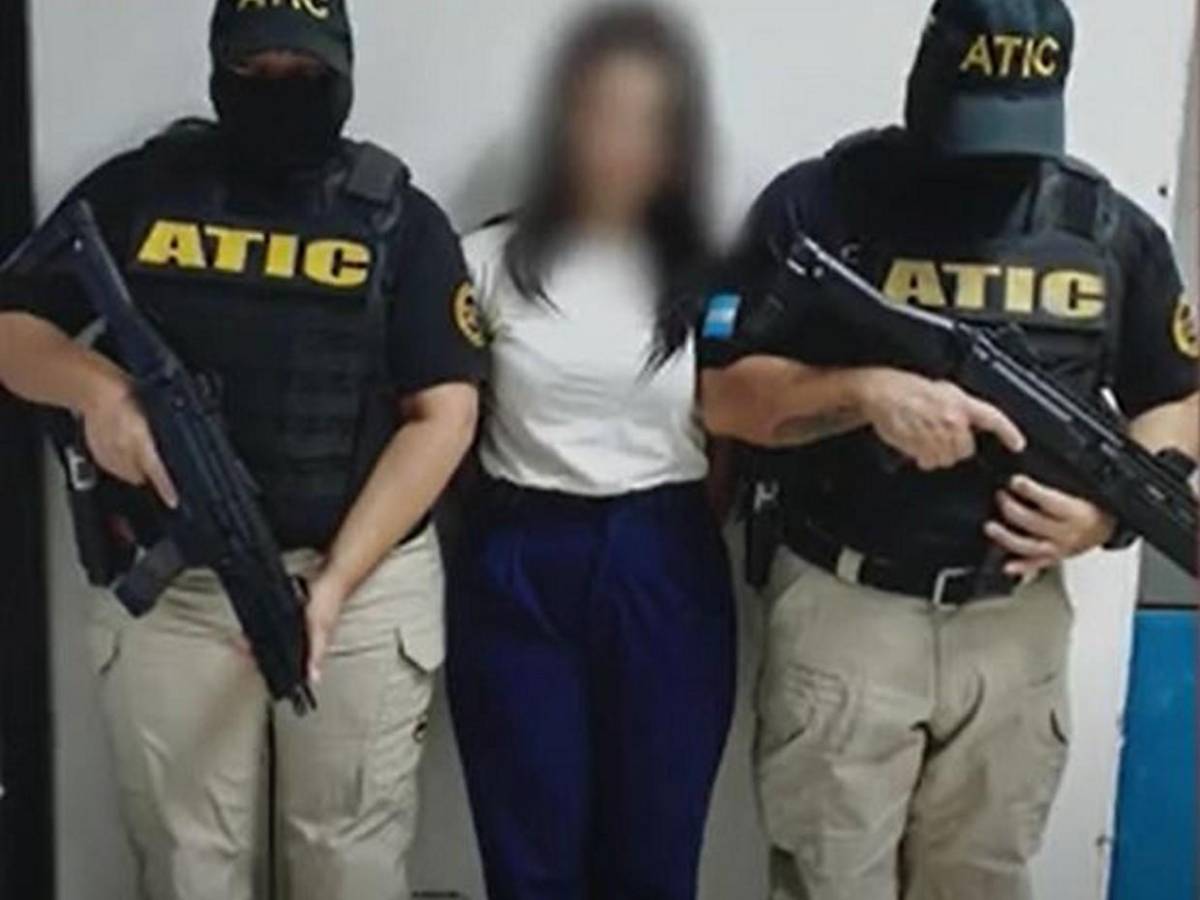 Cae joven acusada de abusar de dos menores cada vez que visitaban a su padre en SPS