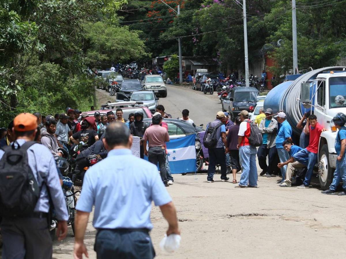 Sin paso a Mateo y Lepaterique, pobladores protestan por mal estado de la carretera