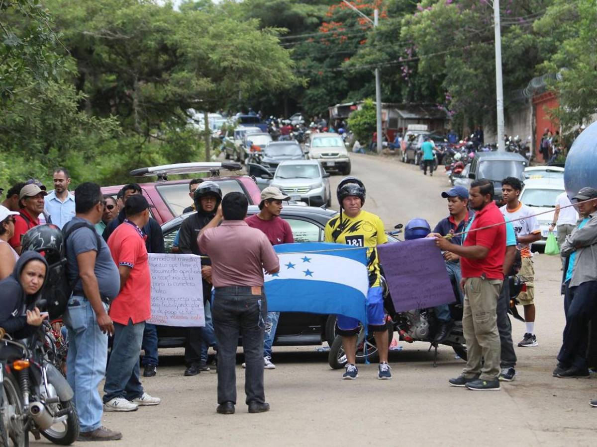 Sin paso a Mateo y Lepaterique, pobladores protestan por mal estado de la carretera