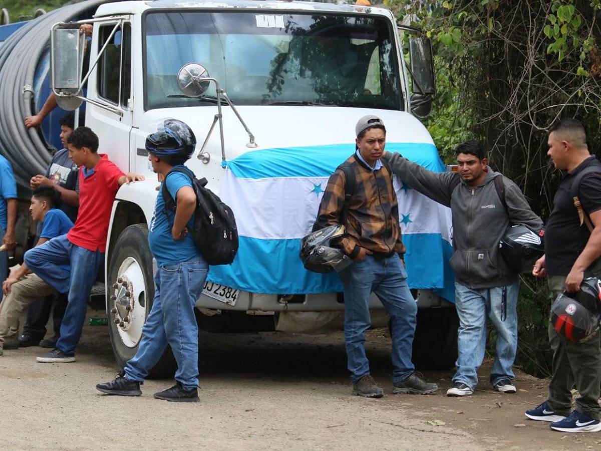 Sin paso a Mateo y Lepaterique, pobladores protestan por mal estado de la carretera