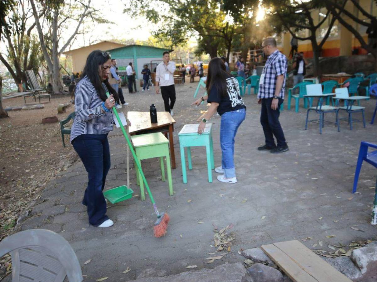 Entre pupitres rotos y a la intemperie: Partido Nacional denuncian que Libre acaparó aulas
