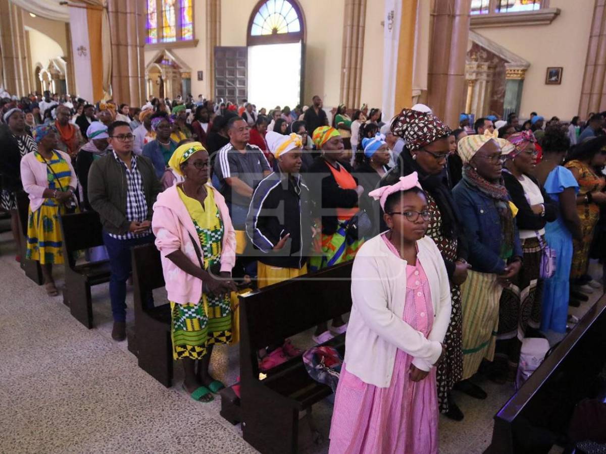 Con kazzabe y música ancestral, garífunas rinden devoción a la Morenita