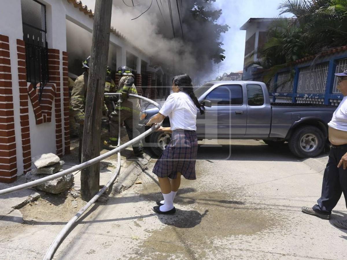 Sin pensarlo dos veces, menor se sumó a bomberos para intentar salvar la casa de su abuelo