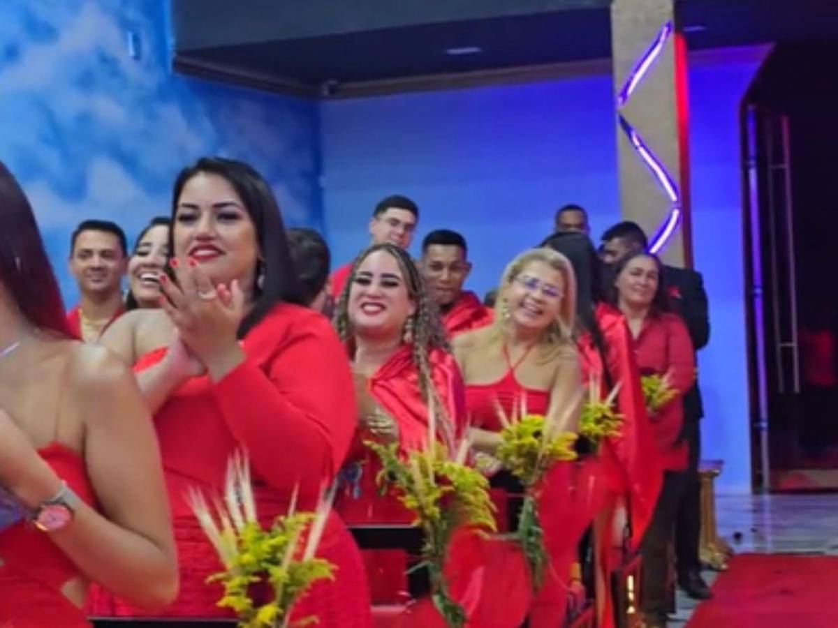 Alabanzas y bendición: así fue la primera boda en la Iglesia de Lucifer