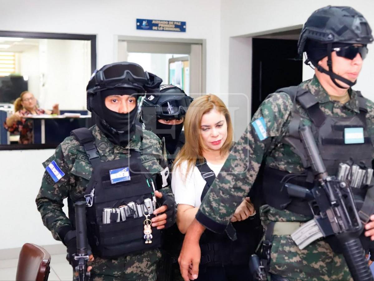 Sonriendo y denunciando amenazas, así salió de Tribunal la exfiscal Francia Sofía Medina
