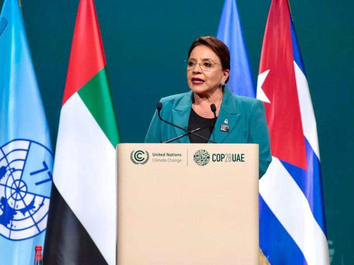 Polémica por extensa delegación que viajó a Dubái con la presidenta