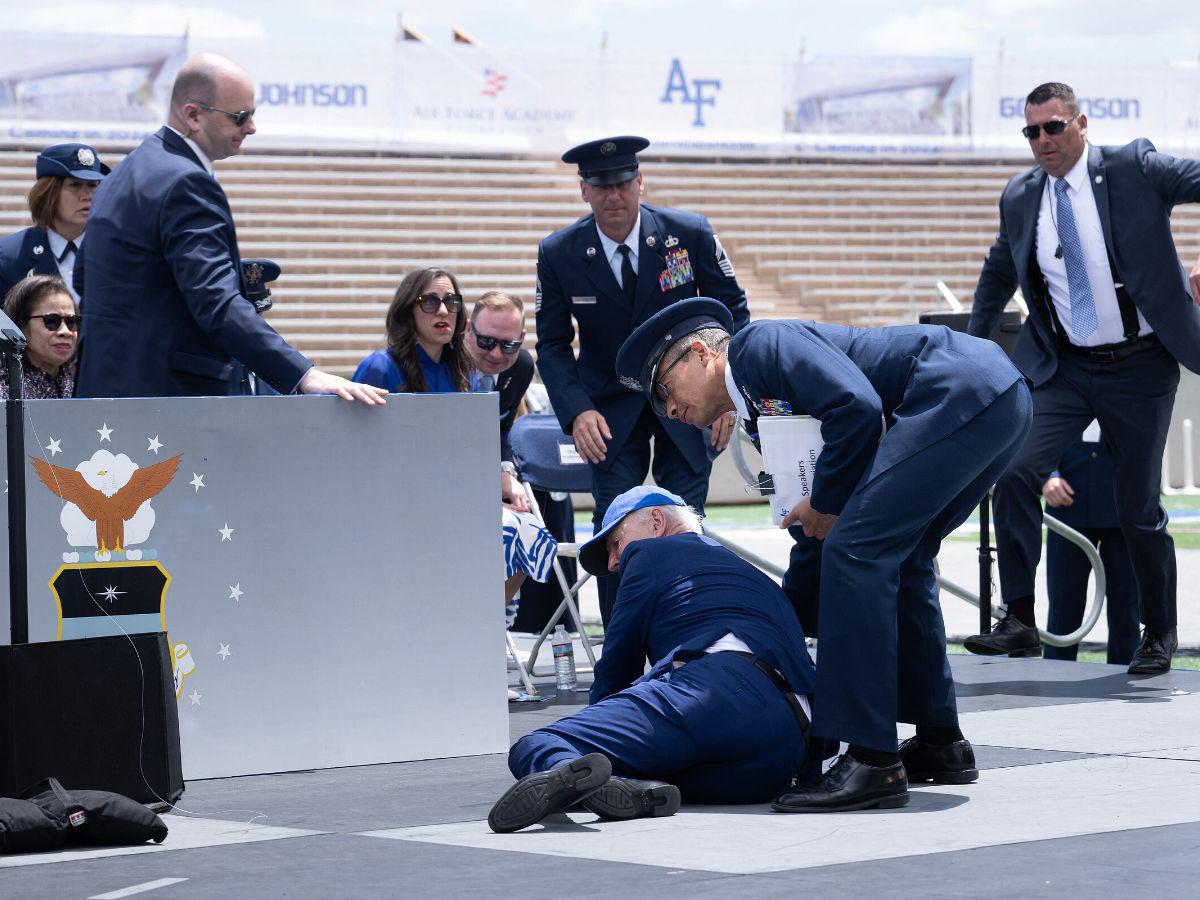 ¿Qué le pasó a Joe Biden durante un acto de graduación de la Fuerza Aérea?