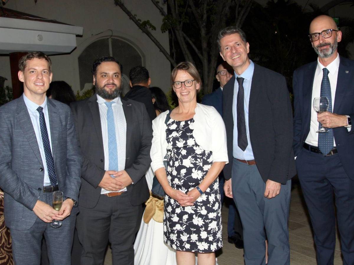 Anfitriones e invitados especiales brindan por la Unidad Alemana
