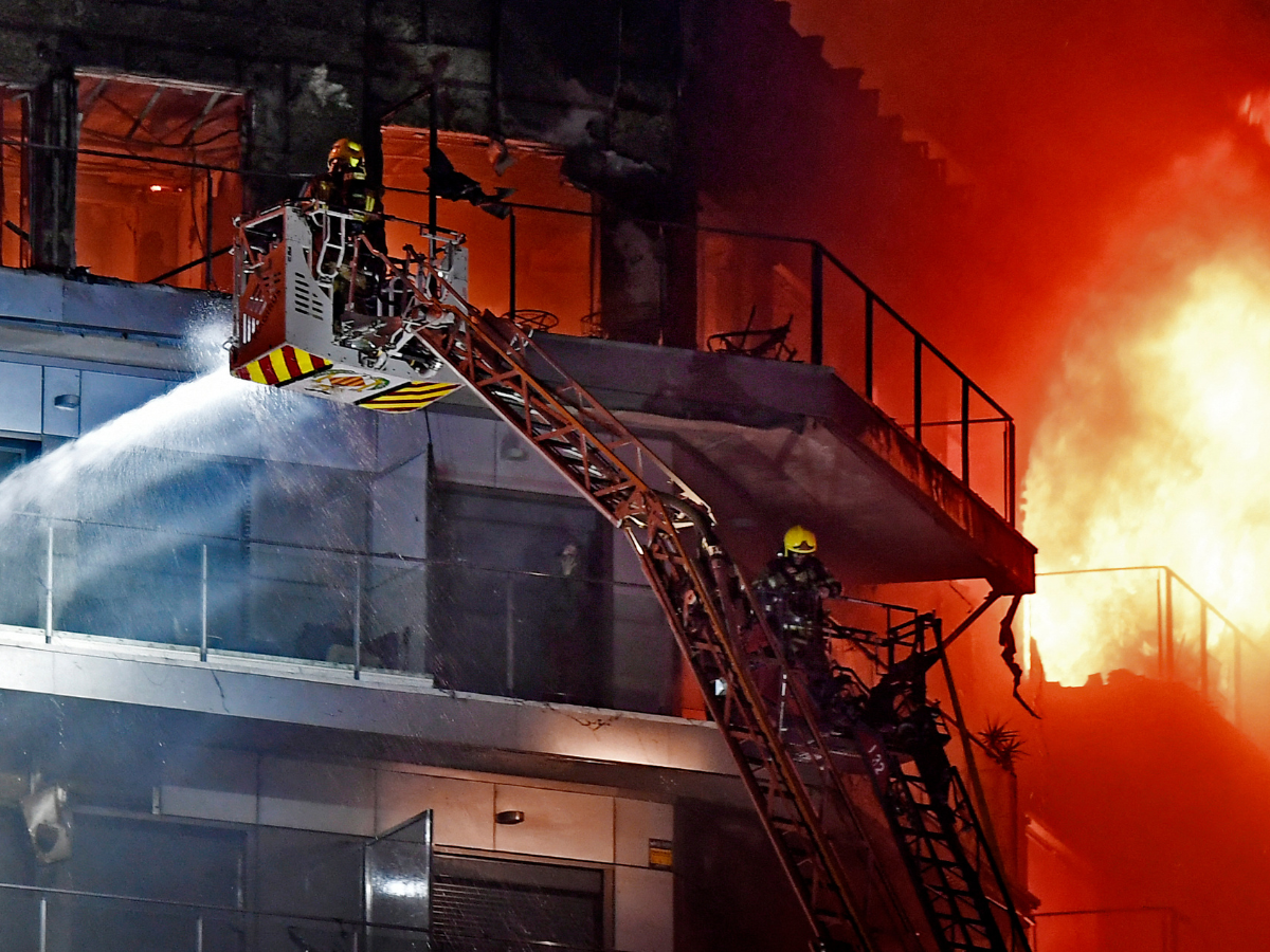 A 9 baja la cifra de muertos por incendio de un edificio en Valencia, España