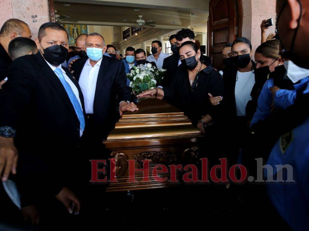 Familiares y amigos llegaron a solidarizarse con el exmandatario y su esposa por la muerte violenta de su hijo.