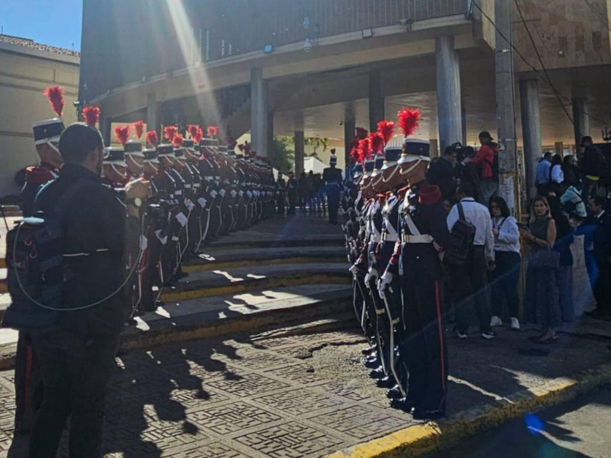 Ambiente en las afueras del Congreso Nacional previo al inicio de primera legislatura