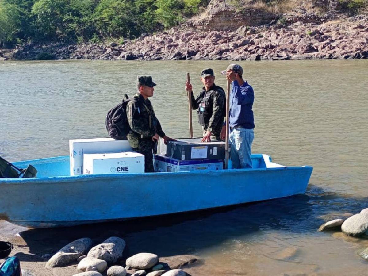 En lanchas y a lomo de mula trasladan maletas electorales a Colomoncagua y Morolica