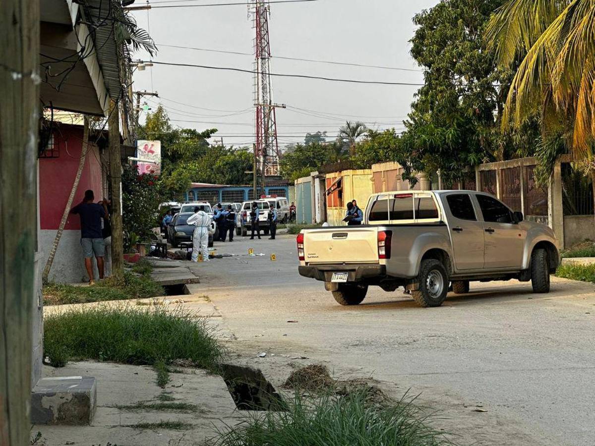 Elementos de Medicina Forense ya se encuentran en la zona realizando el levantamiento de los cadáveres.