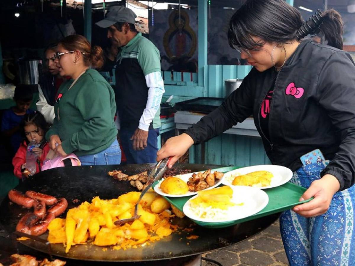 Un ambiente de alegría y sabor impera en la Feria de Suyapa