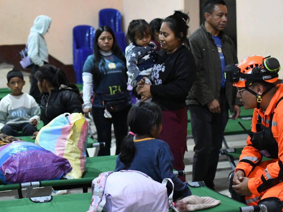 Dos aldeas evacuadas ante aumento de erupciones de Volcán de Fuego en Guatemala