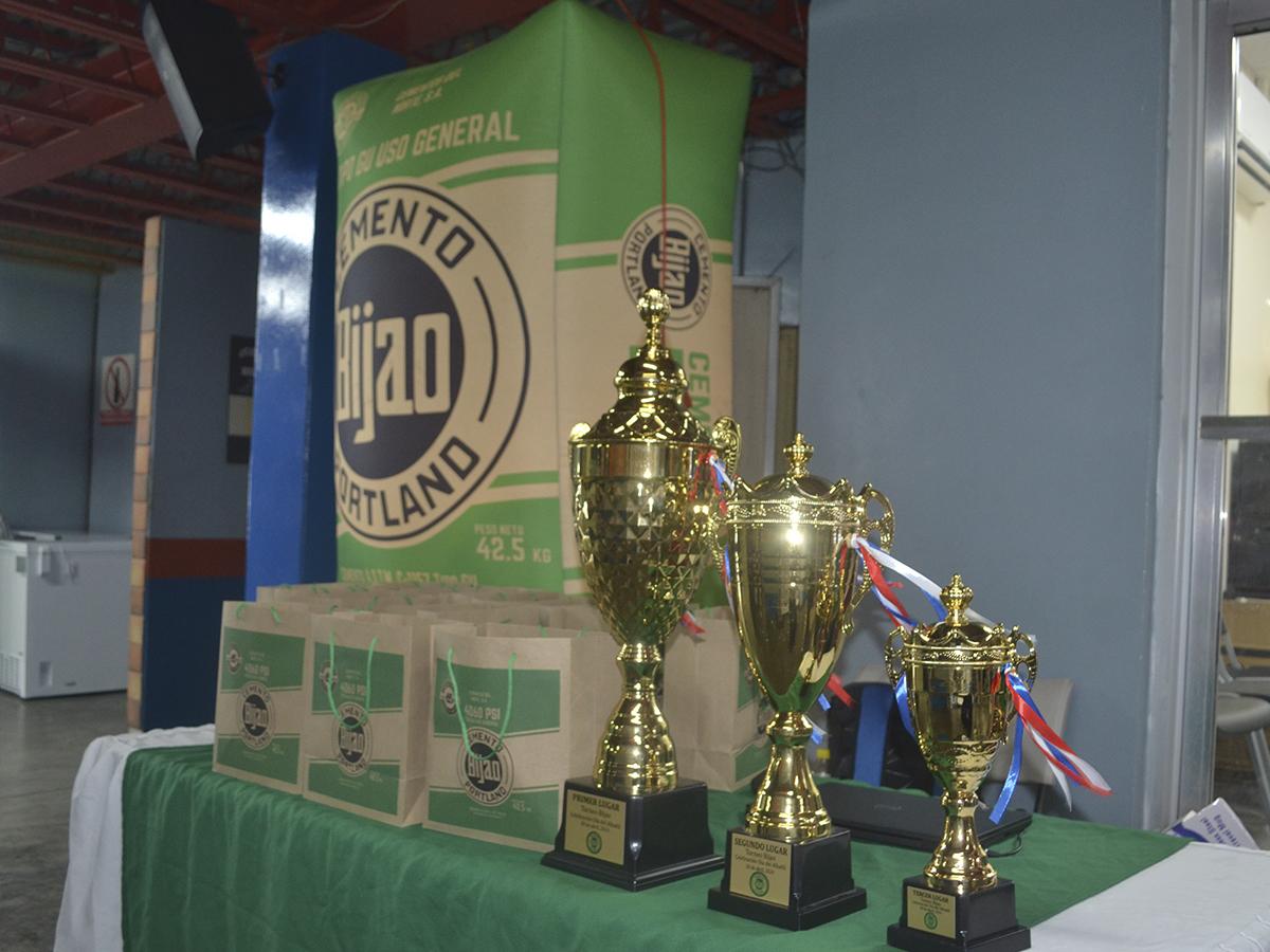 <i>El equipo Bijao premia a los maestros constructores por su dedicación y arduo trabajo en la industria de la construcción en Honduras.</i>