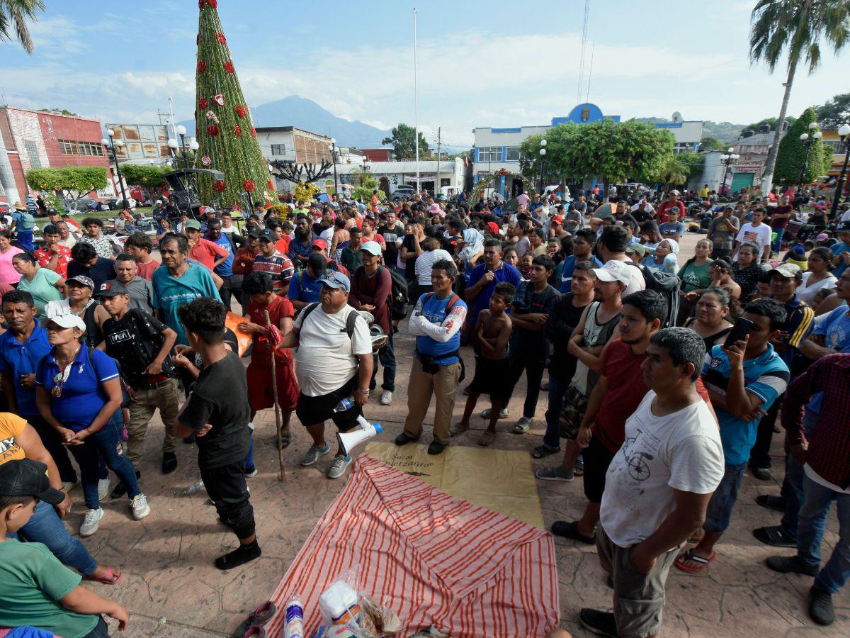 Más de 6,000 migrantes en caravana presionan durante visita de comitiva de EUA a México